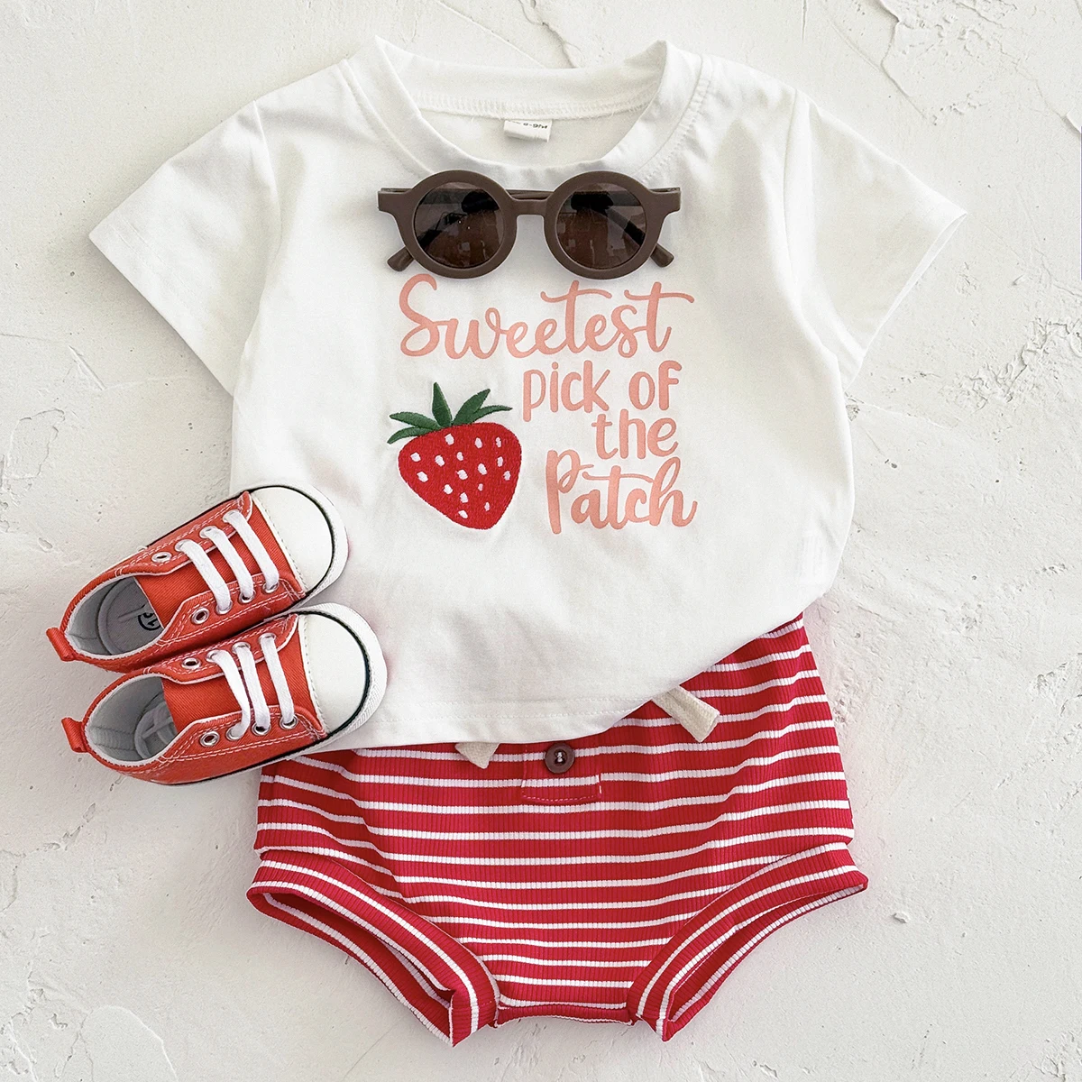 

Новая модная одежда для мальчиков и девочек: комплект из 2 предметов с принтом клубники, летняя футболка с коротким рукавом + шорты в красную полоску для новорожденных