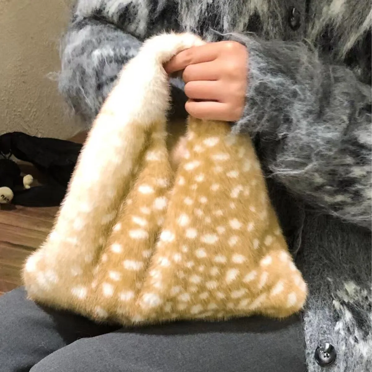 

2025 Luxury New Design Women's Faux Fur Handbag Winter Soft Warm Bag Girls Fluffy Large Capacity Tote Bag High Quality Fur Purse