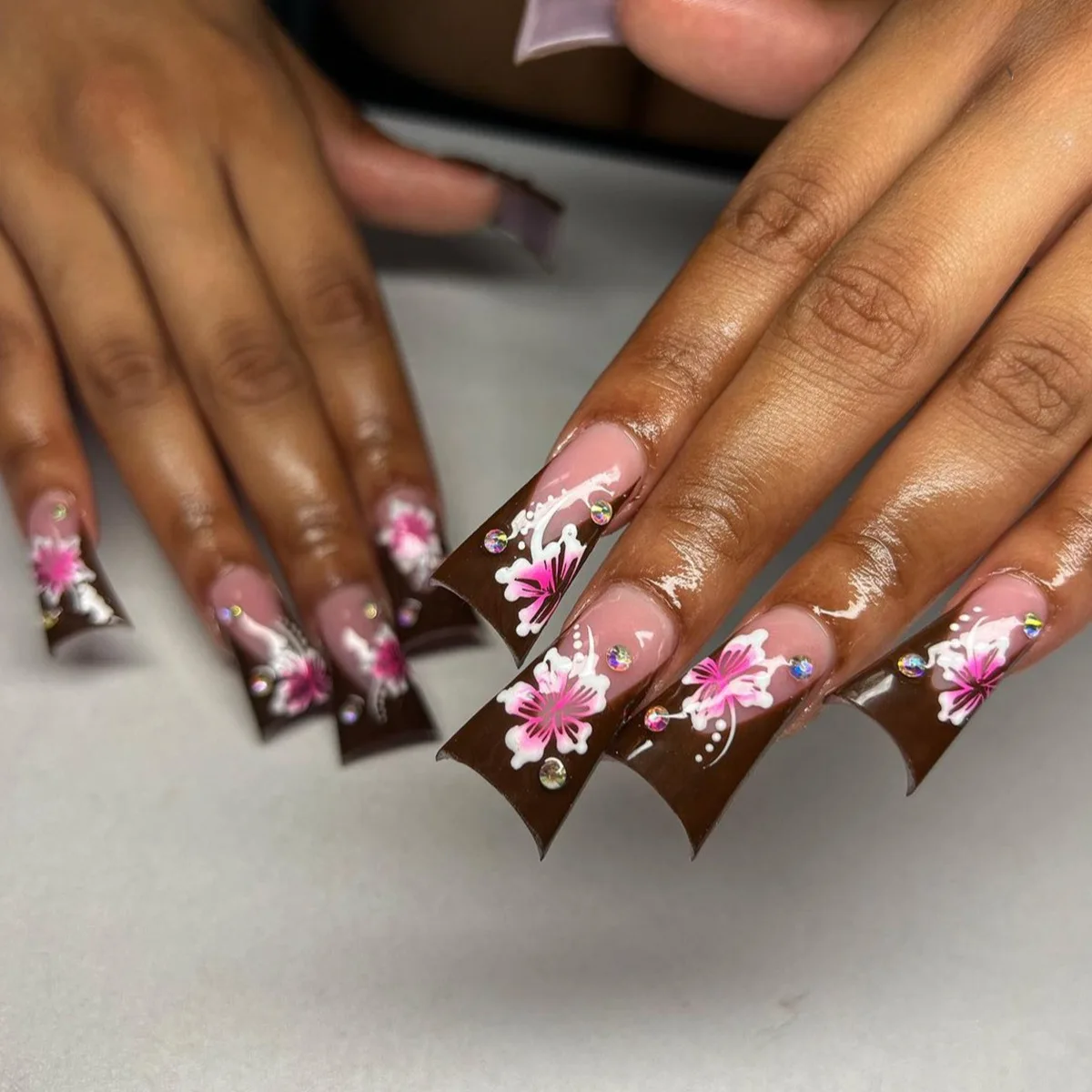24 pçs azul leopardo impressão flor padrão duckbill em forma de unhas falsas comprimento médio vestindo moda verão manicure diamante glitter conjunto