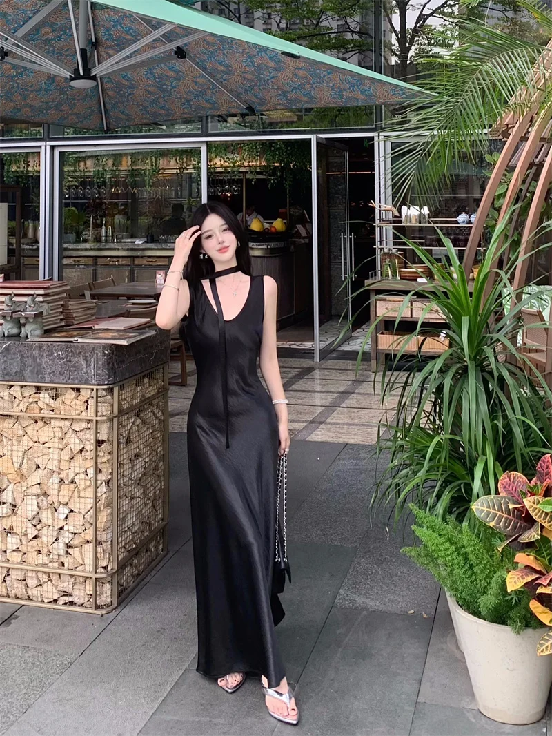 فستان نسائي صيفي مثير من الساتان برقبة على شكل V بدون أكمام على شكل حرف A فستان طويل للسيدات صيفي بلون سادة أنيق ونحيف أساسي