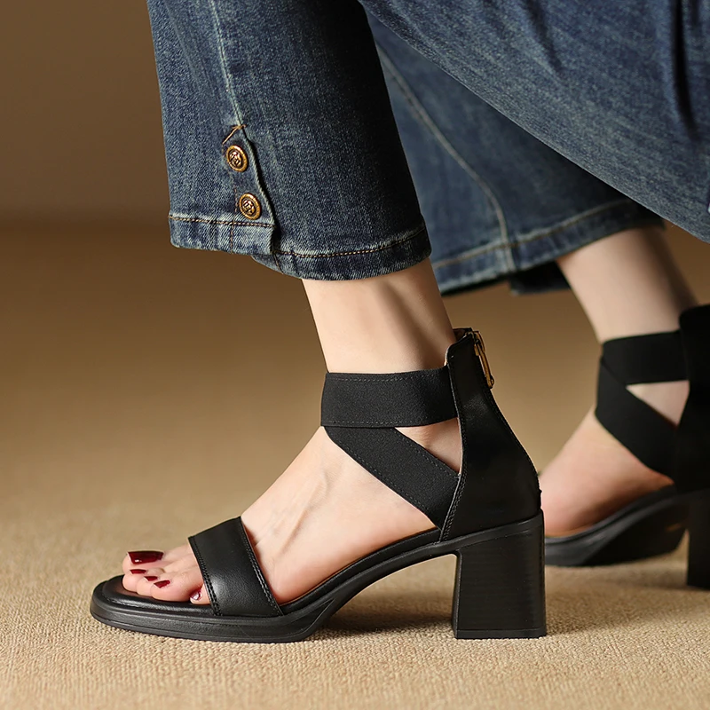 صنادل مرنة بسيطة: مصنوعة يدويًا من الجلد الطبيعي لراحة طوال اليوم