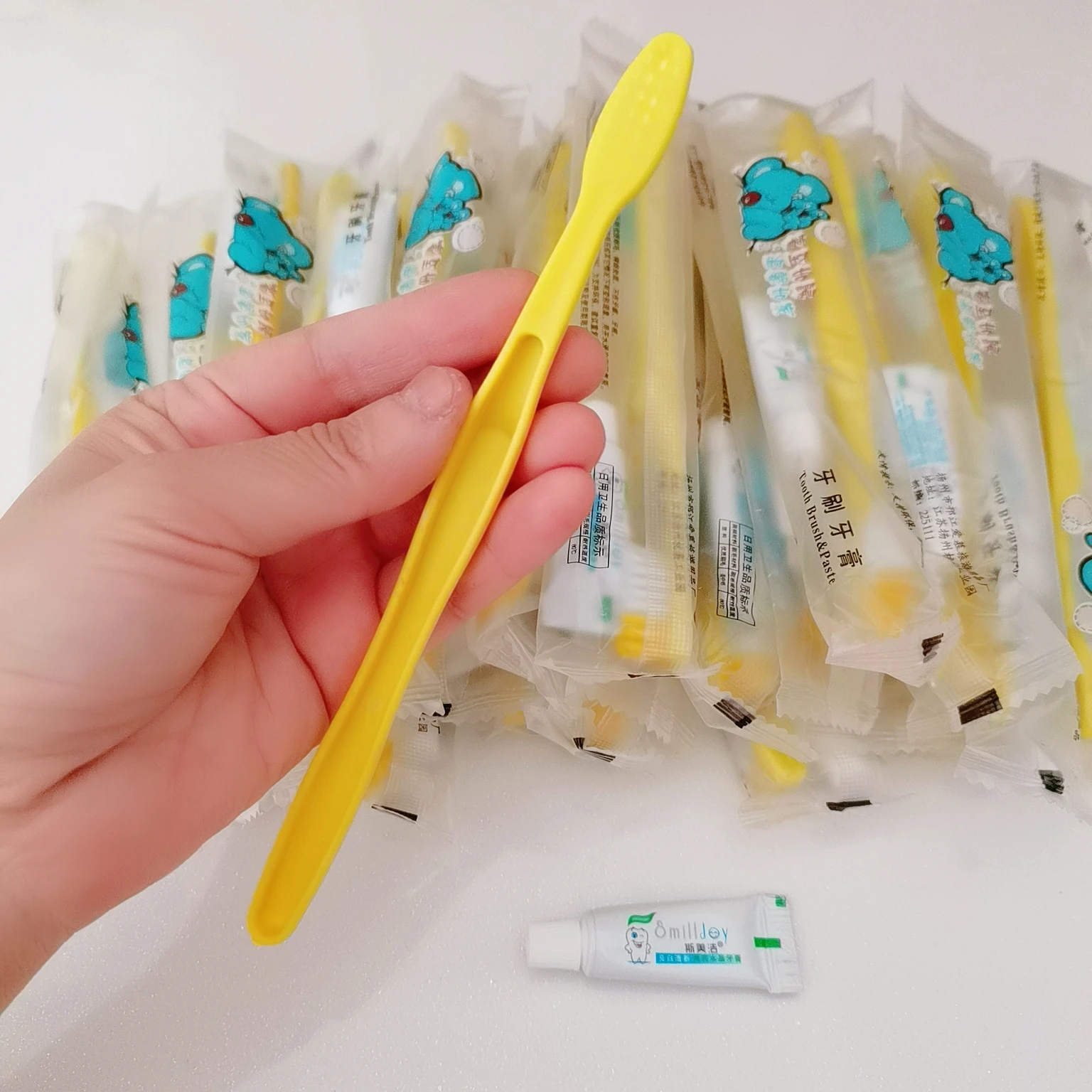 Free Shipping Common Yellow Hotel Supplies Travel Dental Disposable Toothbrush and Toothpaste Kit