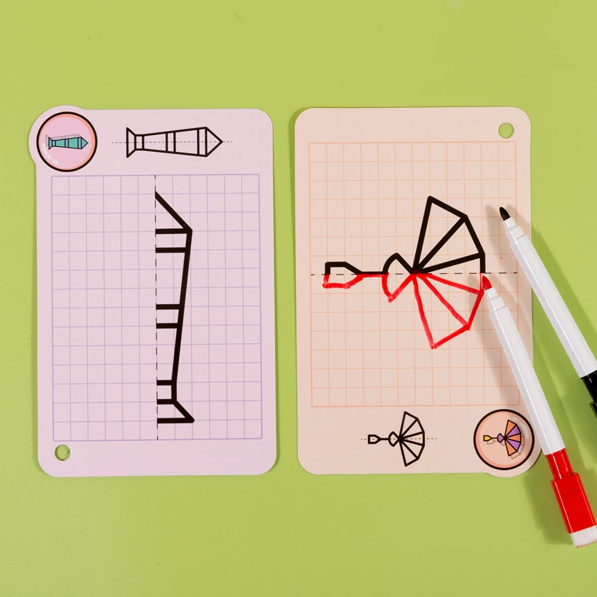 46 بطاقة جرافيتي قابلة للمسح الجاف، شبكات كرتونية، ألعاب ألغاز رسم ذات محور متماثل، تطوير ربط الدماغ الأيسر والأيمن، كتاب تمرين التحكم المساعد لتعليم الطلاب، مناسبة لهدايا العطلات