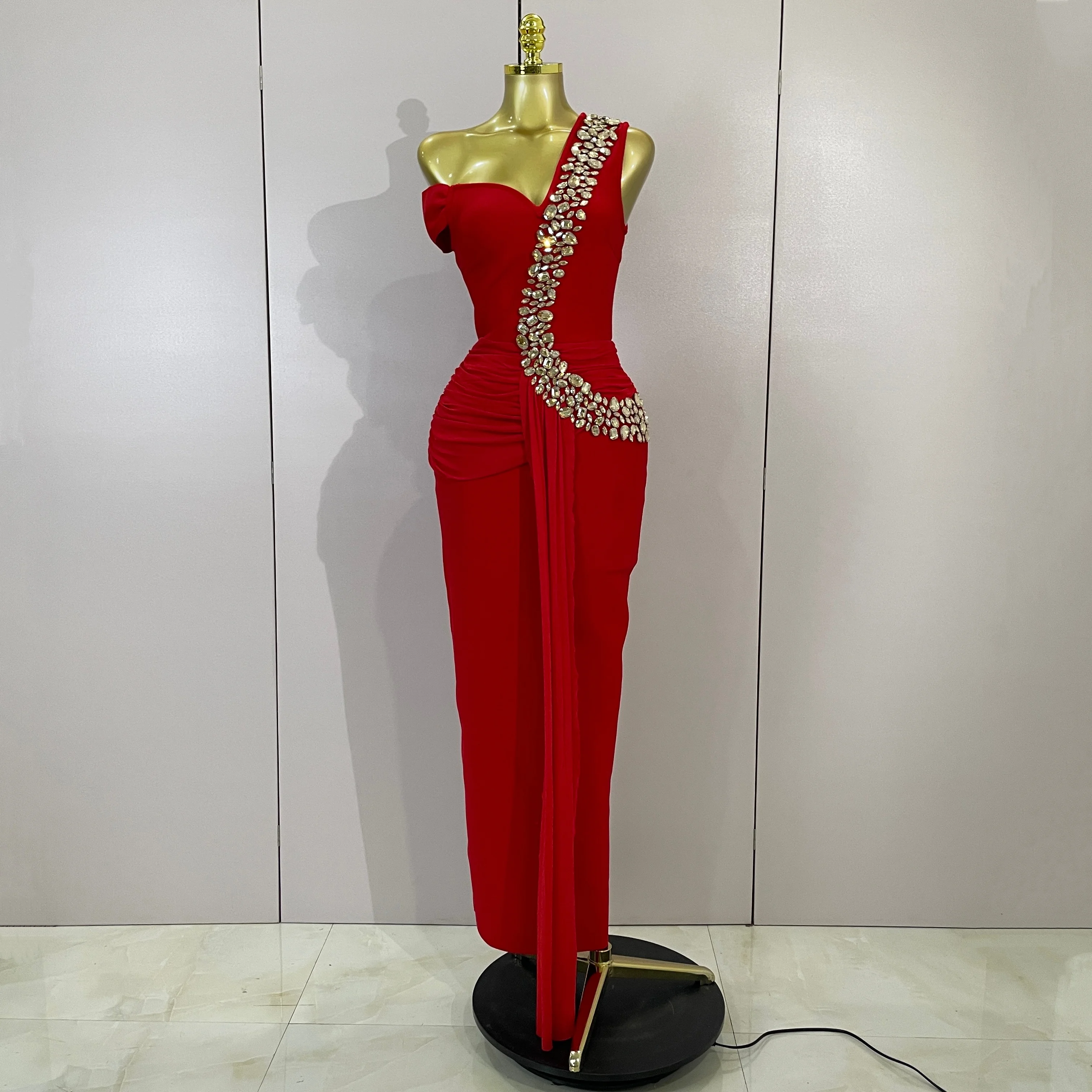 Robe longue moulante élégante et sexy pour femme, ornée de diamants brillants, asymétrique à une épaule, style bandage, idéale pour soirée, club, cérémonie ou invitée de mariage
