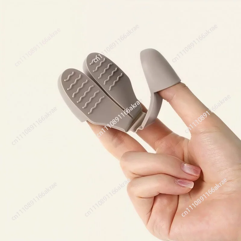 Thumb anti-scalding clip non-slip gloves silicone heat insulation microwave oven special