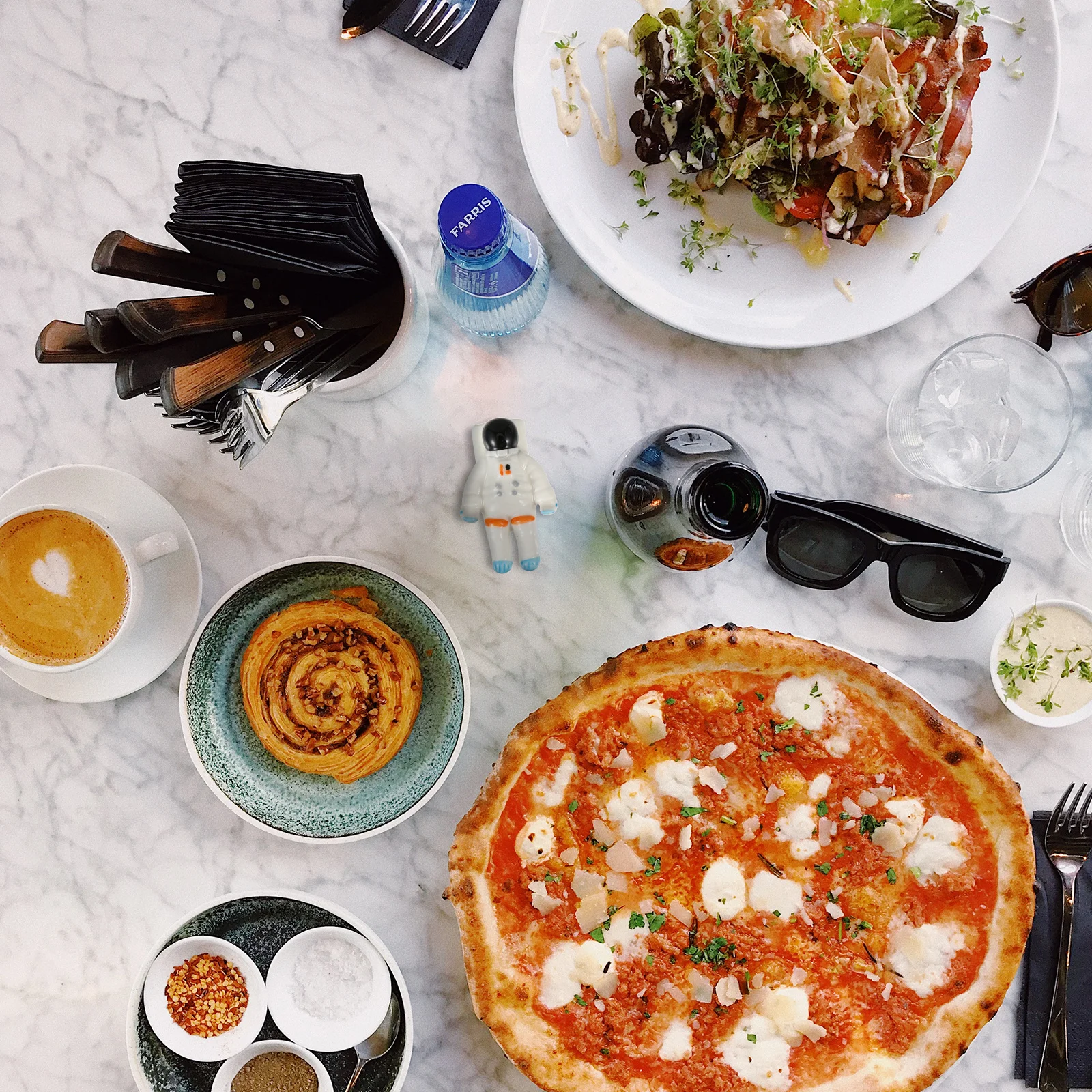 

4Pcs Premium Ceramic Astronaut Chopsticks Holder Unique Tableware Stand Lightweight Kitchen Utensil Storage Decor