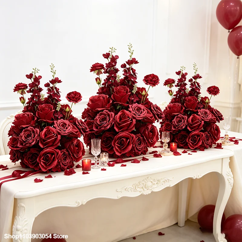 Luxuriöses Blumenarrangement aus roten Burgunderrosen und Delphinien für Hochzeitskulissen, Restaurant-Tischdekoration, Blumenball-Display – Detail 1