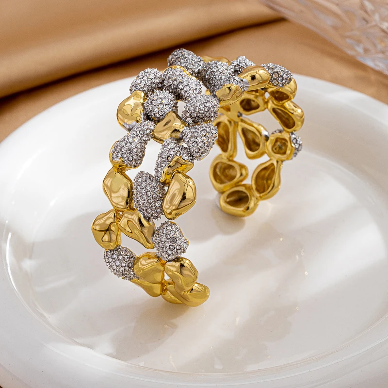 هذا هو تصميم أصلي من قبل عبقري أوروبي وأمريكي. تتميز بتطابقها عصرية ومتعددة الاستخدامات وغير رسمية مطلية بالذهب من النحاس