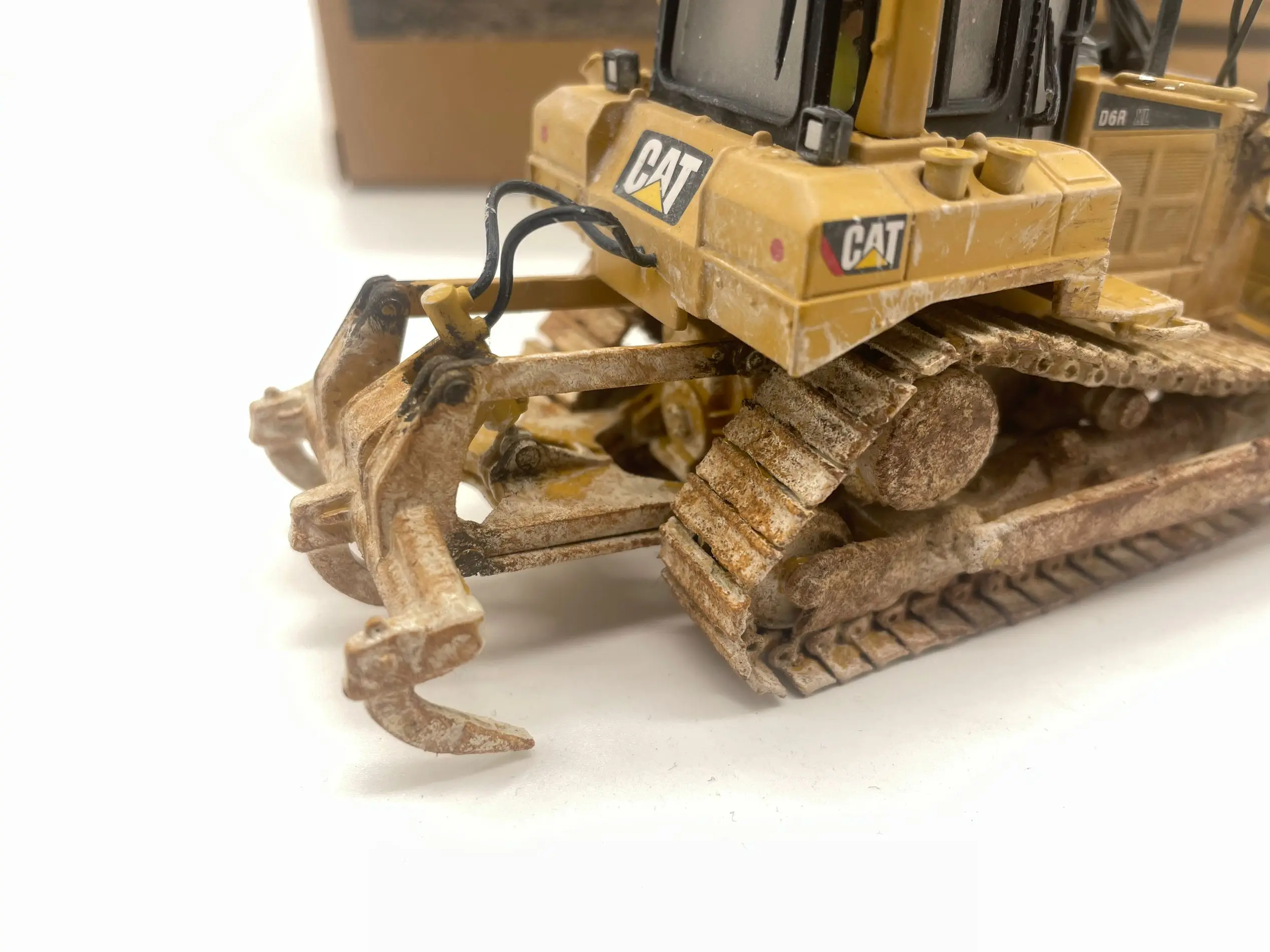 D6R XL نوع المسار جرار جرافة إصدار موحل 1:50 دييكاست المقتنيات هدية لعبة إرفاق عشوائيا عامل 85910C جديد