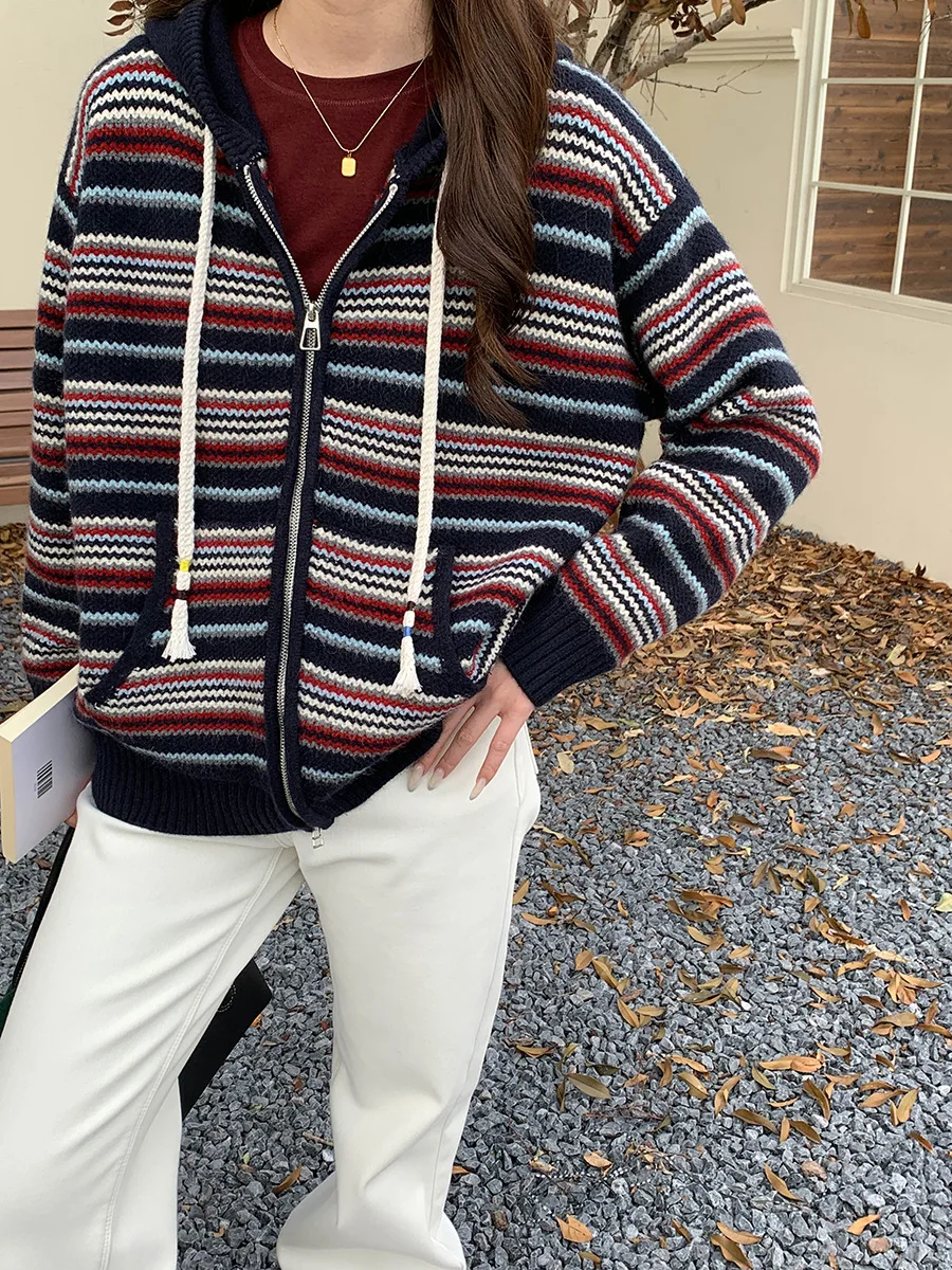 سترة محبوكة بغطاء للرأس مخططة متباينة جديدة لعام 2025 #6