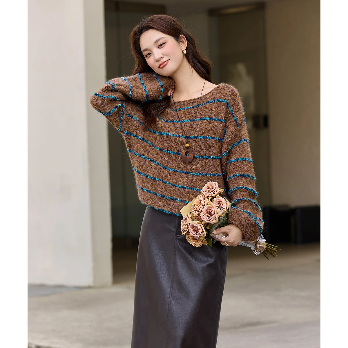 VIMLY Ontspannen gestreepte gebreide trui voor dames 2025, herfst, schuine hals, contrasterende kleur, ontwerp, truien, luie stijl, zachte trui 30398