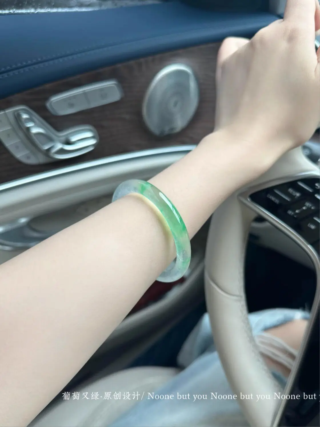 

High ice green floating jade bracelet thin round bar jadeite jingle bracelet