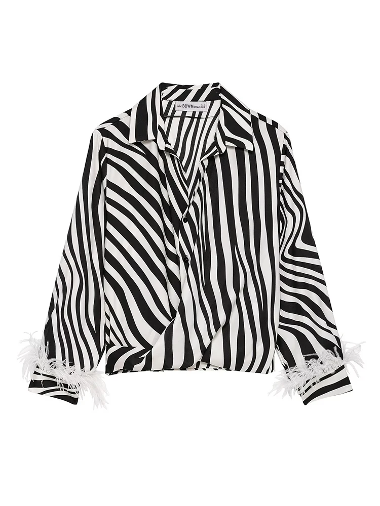 Blusa Elegante de Satén con Estampado de Cebra para Mujer, Manga Larga, Cuello con Solapa, Detalle de Plumas en el Frente, Ideal para Cenas y Fiestas
