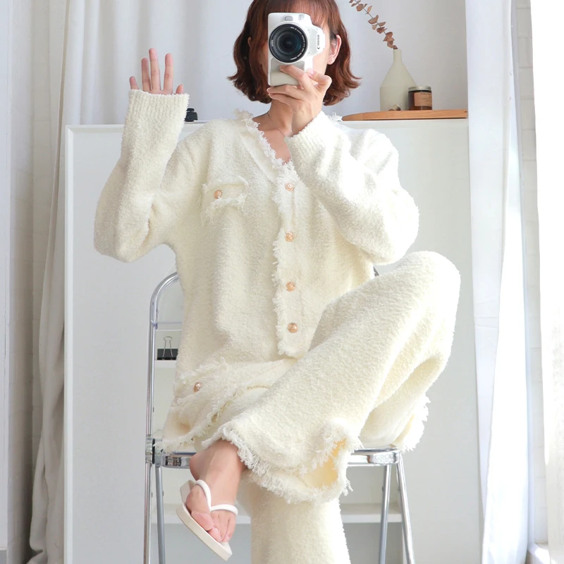 Pajamas Women\'s Autumn and Winter  Home Clothes Coral Fleece Thickened Outwear Suit  can wear it on the street.