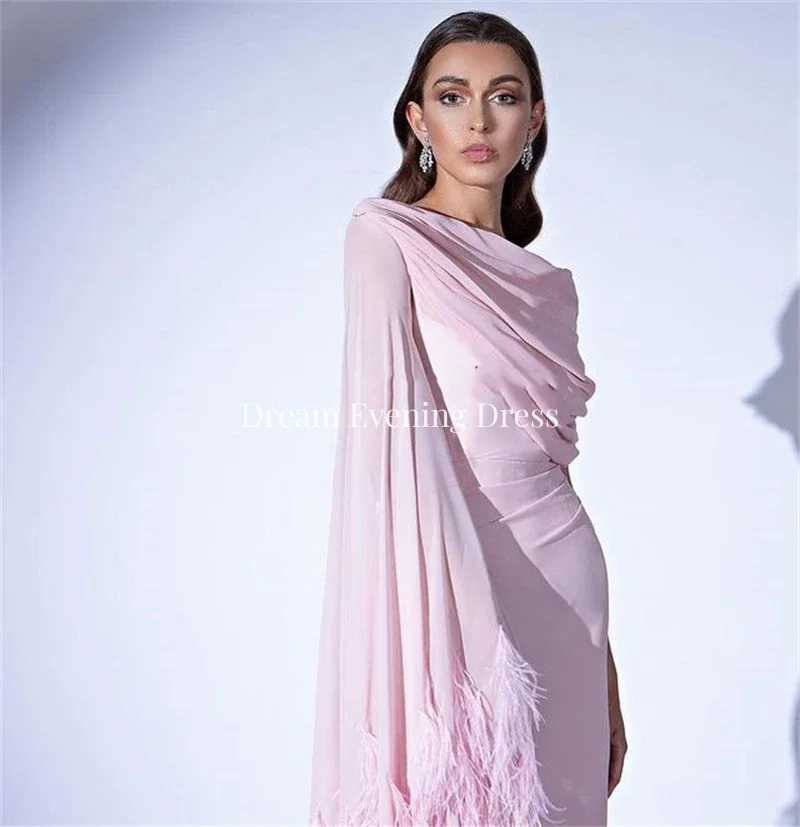 Elegantes Dubai Arabisch Rosa Ballkleid Meerjungfrau Feder Chiffon von der Schulter Abendkleider sexy formelle Party kleider فساتين الس카رة