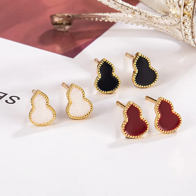 

The fashionable design of the oil-dripping red Fulu gourd stud earrings plated with 18K gold is a Korean party style earring and