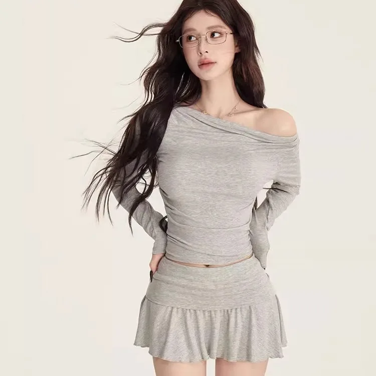 

Модный комплект из двух предметов: приталенный топ с длинным рукавом и асимметричным воротником, короткая юбка. Осенняя коллекция для женщин больших размеров.