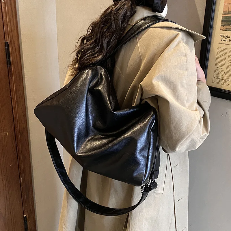 حقيبة كتف نسائية ذات سعة كبيرة لشتاء 2025 نمط جديد حضري بسيط من مادة البولي يوريثان حقيبة كروس للركاب