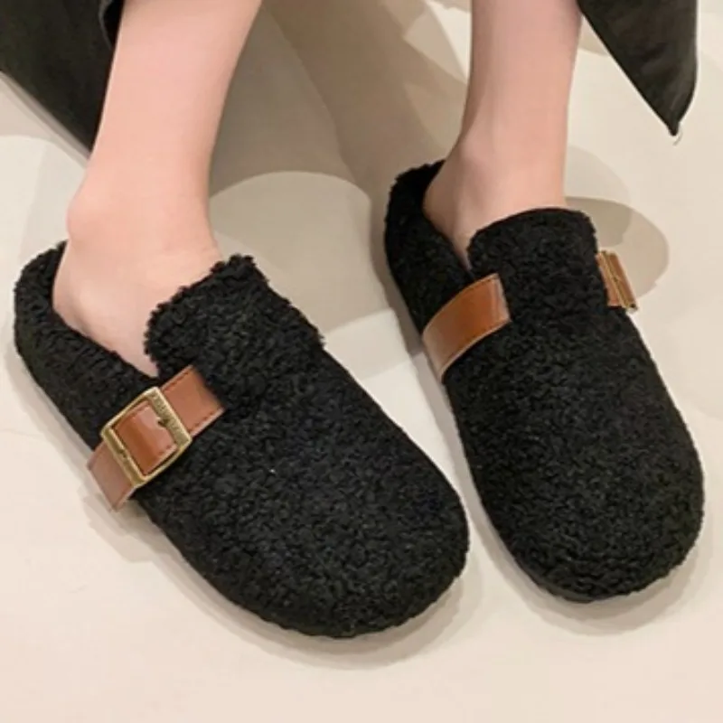 

Модные сабо со стильным круглым носком и замшевым верхом. Простой и универсальный стиль. Идеально подходит для весенней повседневной одежды. Тапочки