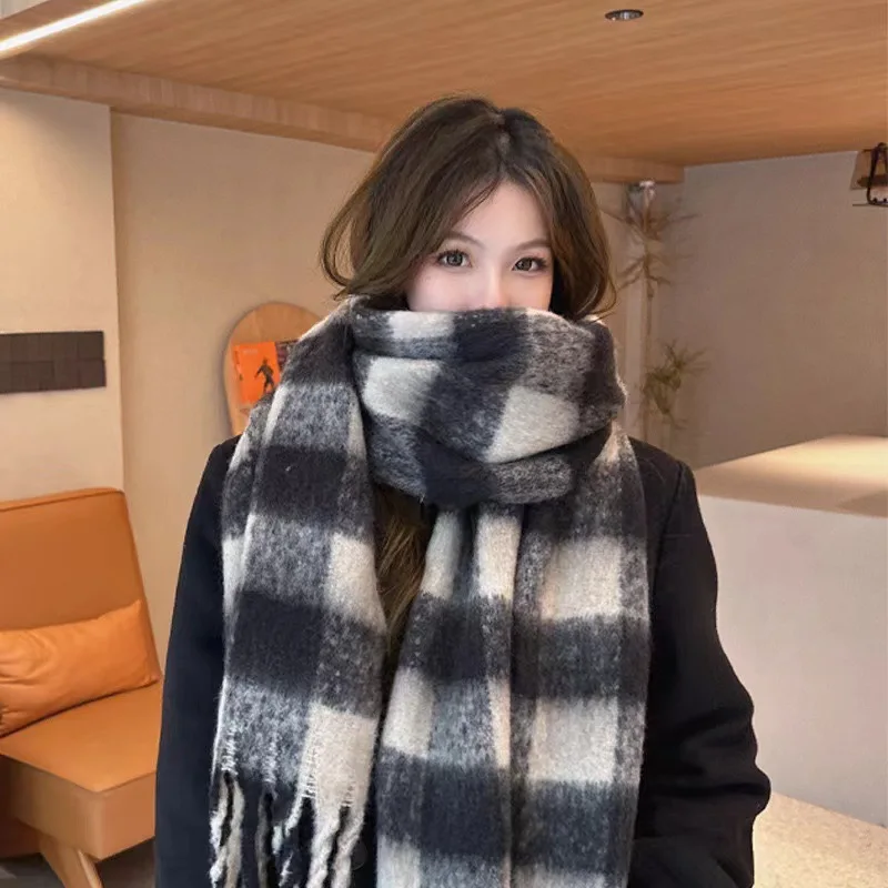 

New Ms. Korean Version of The Fashion Wild Black and White Square Plaid Scarf Ms. Warm Thickened Imitation Cashmere Scarf Ladies
