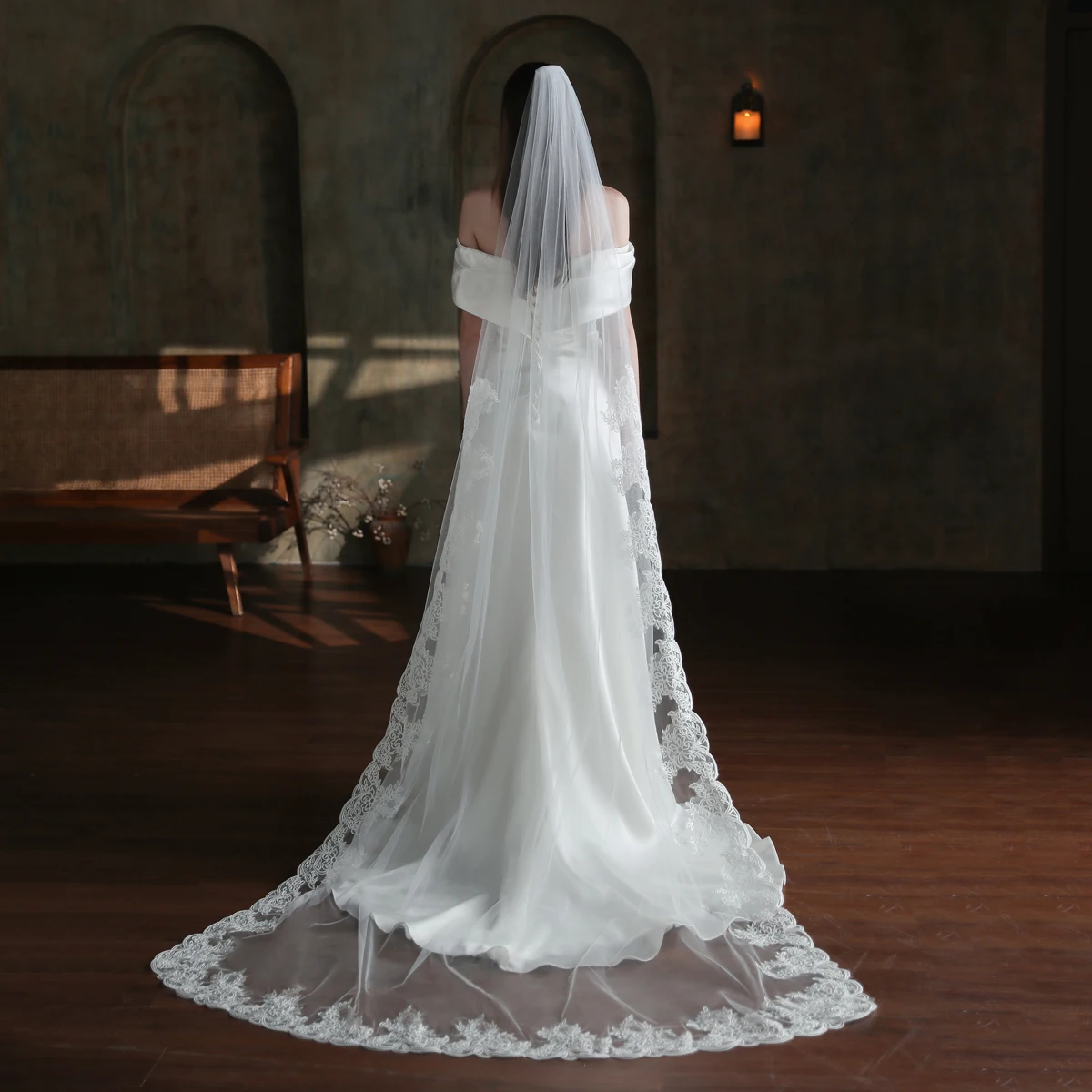 

V860 Luxurious White Wedding Bridal Headdress Veil One-Layer Tulle Lace Appliqued Edge Long Chapel Brides to Be Veil