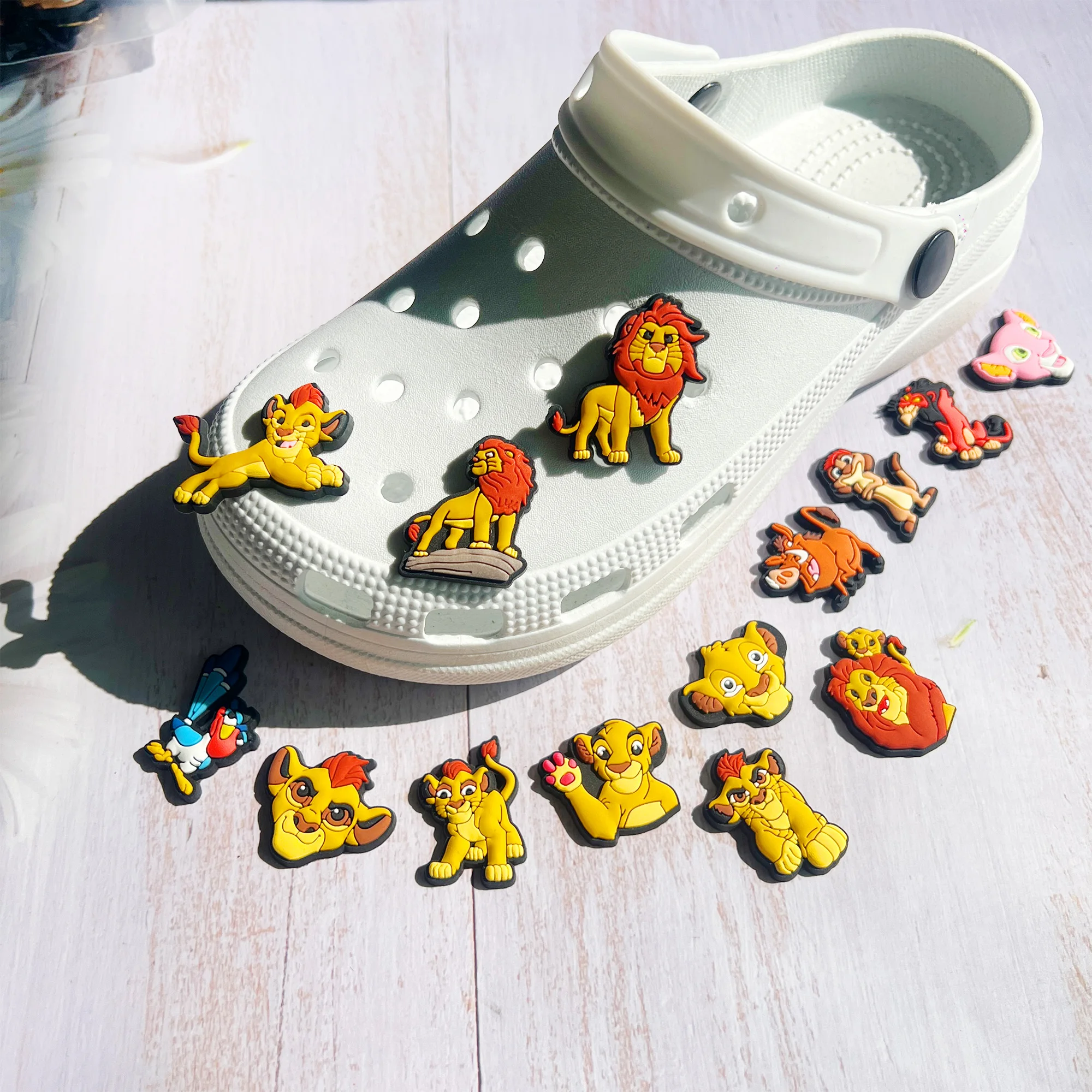 1-16 buah produk terbaru Disney The Lion King Simba PVC Shoe Charms Accessories sandal sepatu Buckle Fit gelang hadiah ulang tahun