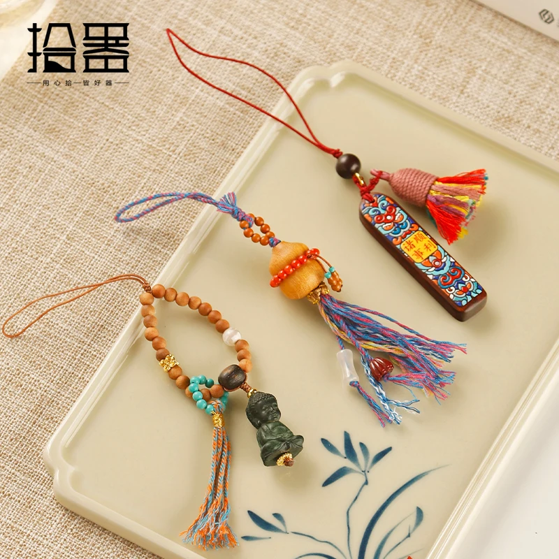 Natural sandalwood gourd pendants bring wealth and smooth sailing in all matters. Bag pendants, keychains, accessories, and Zen-