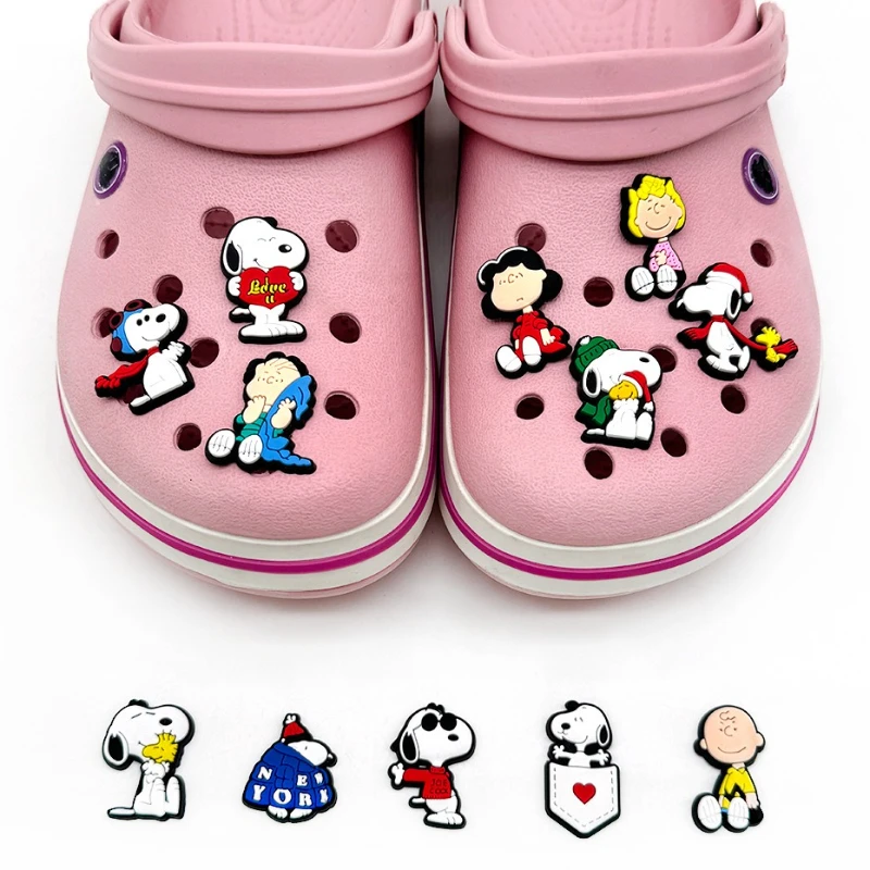 12 Pçs/set Snoopy Série Encantos de Sapato para Acessórios Conjunto de Moda DIY Sandálias Fivelas de Sapato de Jardim Decoração Meninos Meninas Presentes
