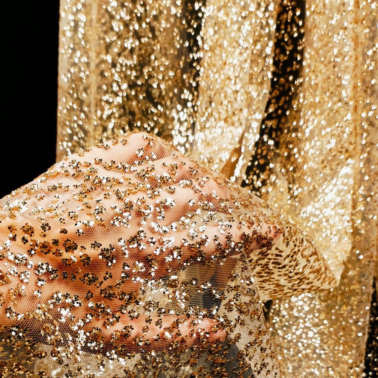 vestidos-de-noite-e-trajes-de-performance-tecido-luxuoso-transparente-com-lantejoulas-brilhantes-e-estampagem-a-quente
