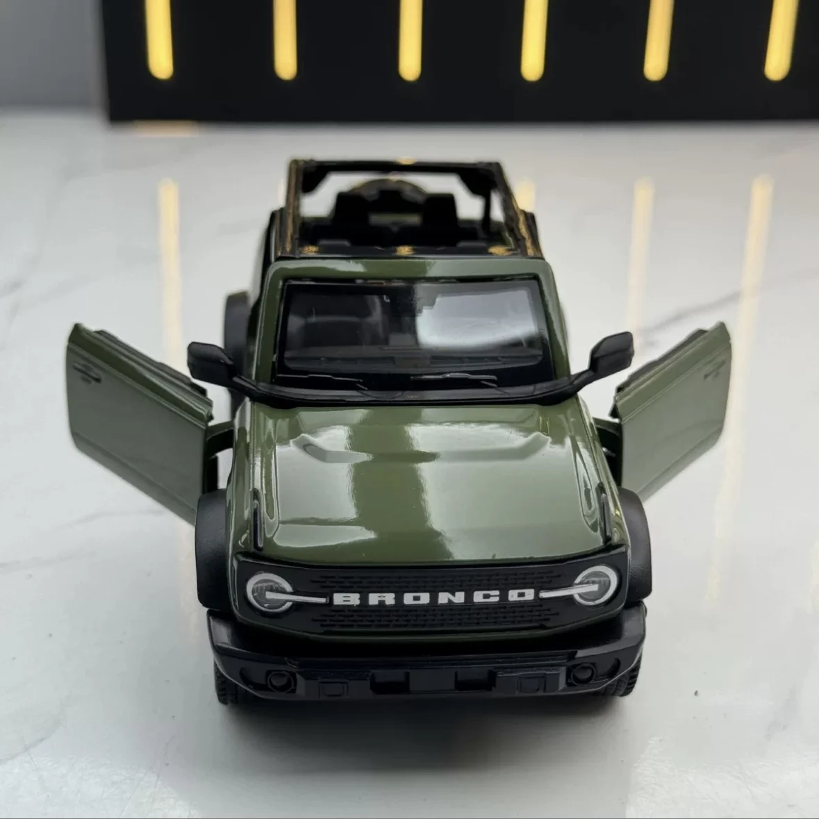 1:36 modello di auto in lega da 1 a 36 Ford Liema Porsche 911 Rambo consegna scorrevole per auto giocattolo
