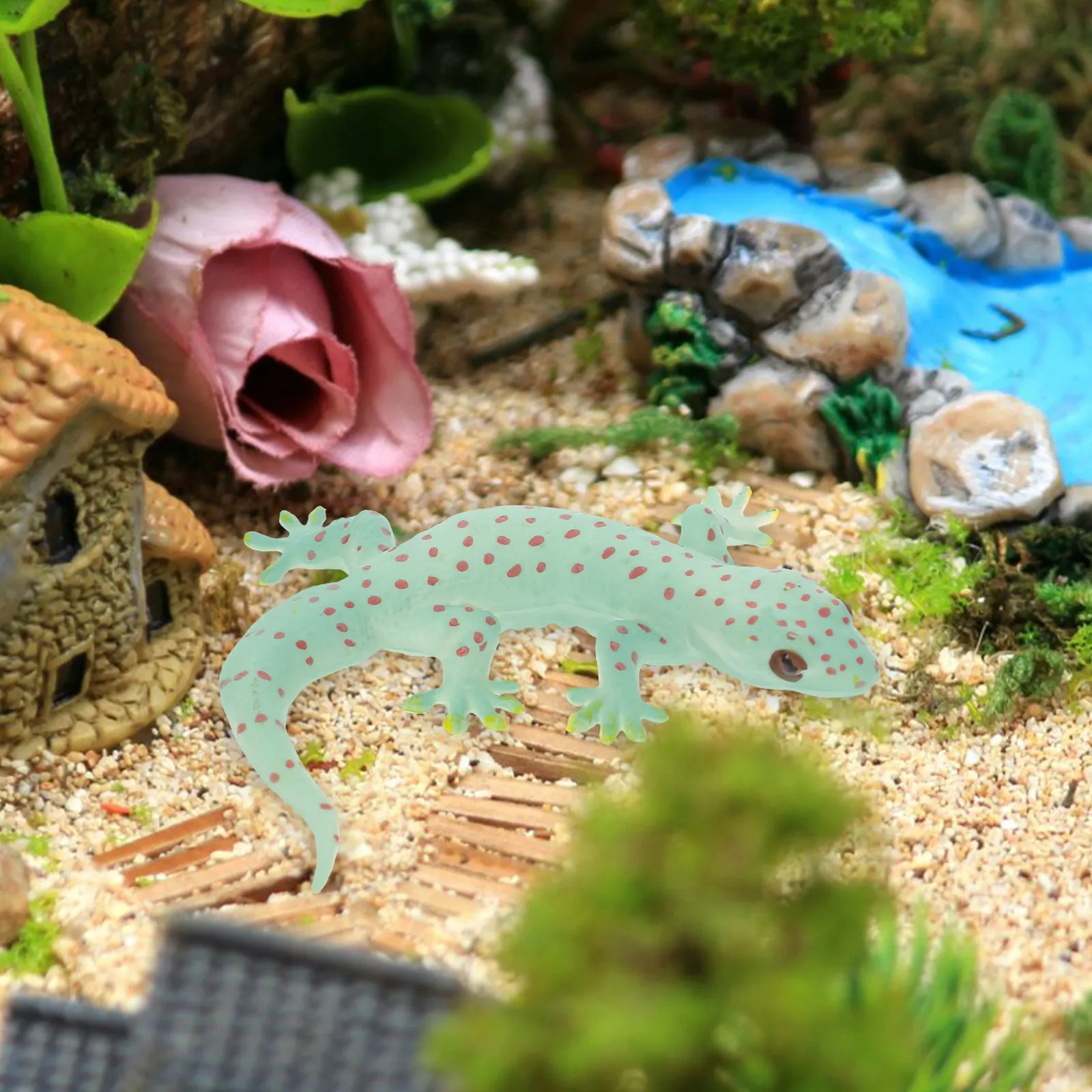 

2Pcs Gecko Simulation Realistic Lizard Decoration Garden Desktop Prank Props PVC Animal Figures Lifelike Accurate Colors