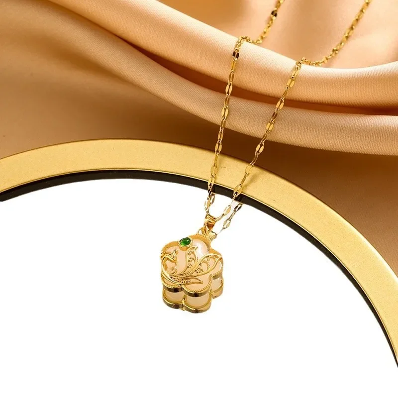 Una delicata ed elegante collana con clavicola in stile etnico, fenice intarsiata con pendente in erba a foglia