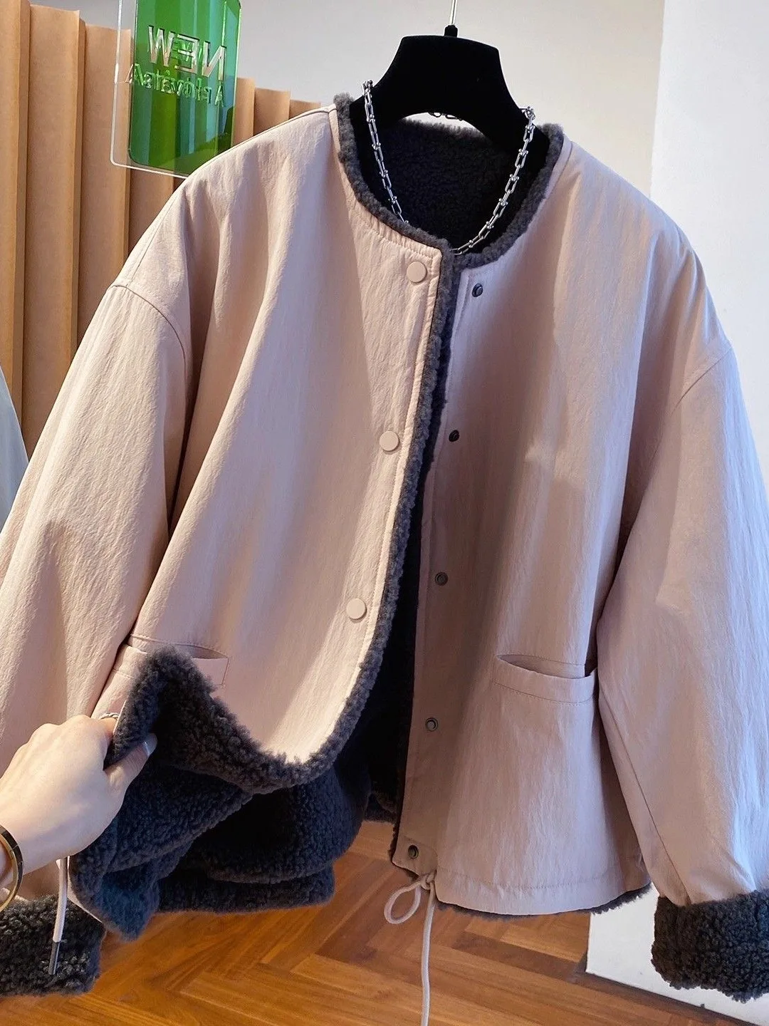 

Зимнее утепленное женское пальто 2026 года в корейском стиле: простое, свободное, с большим объемом, визуально стройнящее, теплое.