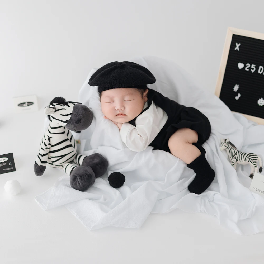 Lovely Newborn Photography Props Baby Costume Knitted Beret+Shirt+Suspenders Jumpsuit+Socks Set Balloon Zebra Dolls Photo Props