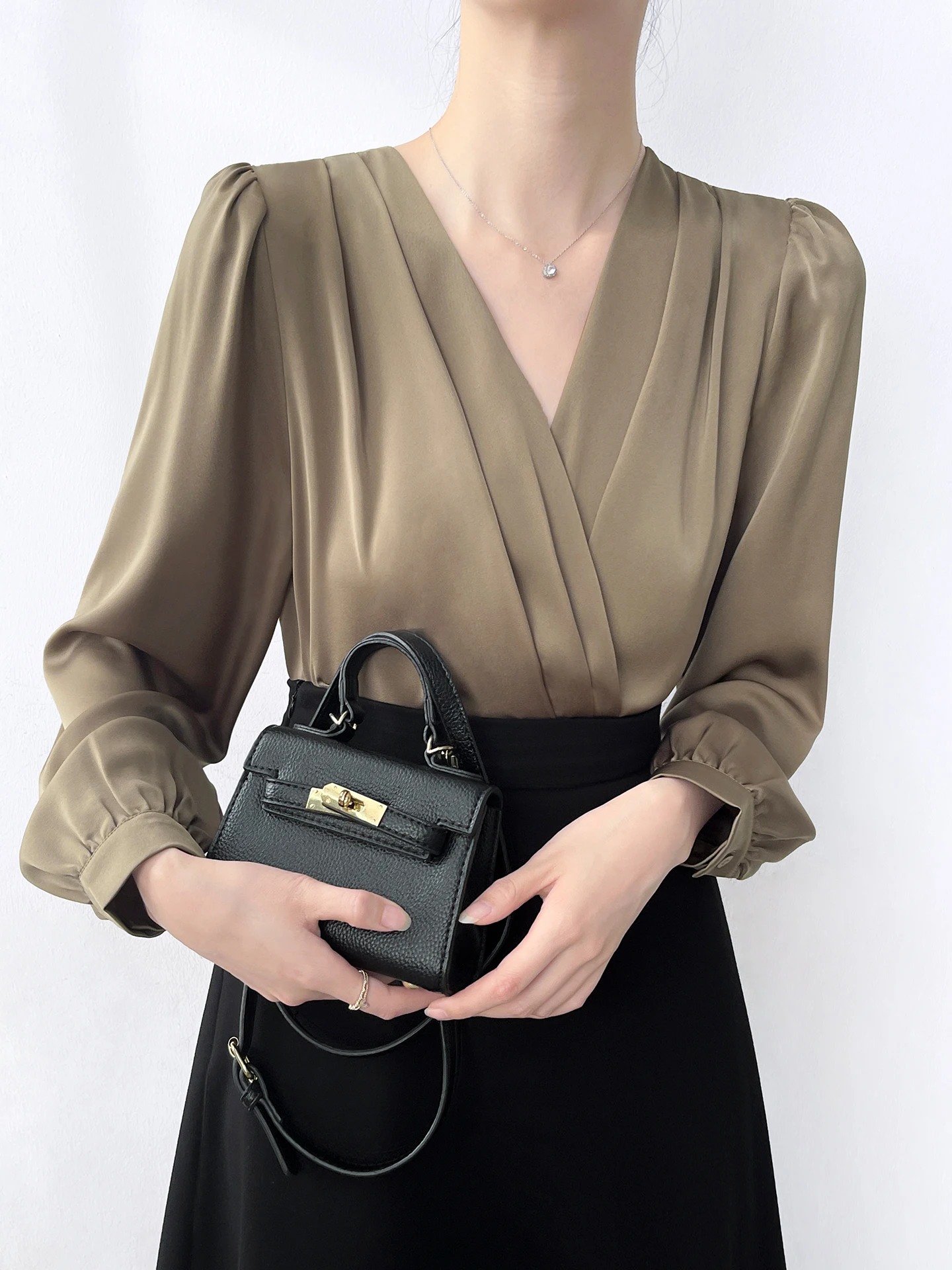 

Ele Sexy V-Ne Pleated Design Women's Long Sve Satin Bubble Sve irt Korean Sle Loose Fit Commute Wind irt