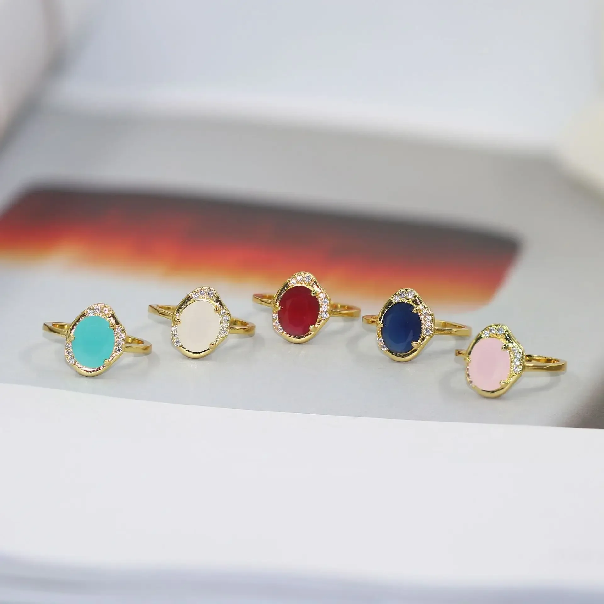 Anting-anting lapis listrik untuk wanita, anting-anting minimalis ringan trendi dengan lapisan zirkon berkilau, perhiasan pernikahan teman perempuan