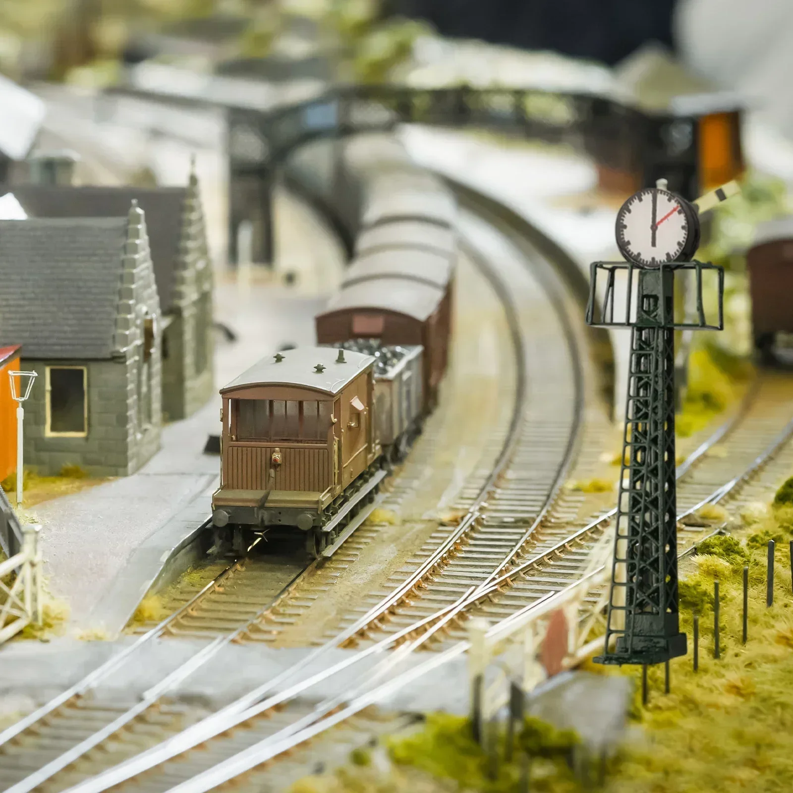 Model Lamps Easy to Install N Scale LED Lattice Mast Lights with High Brightness and Energy Efficiency (2 Set)