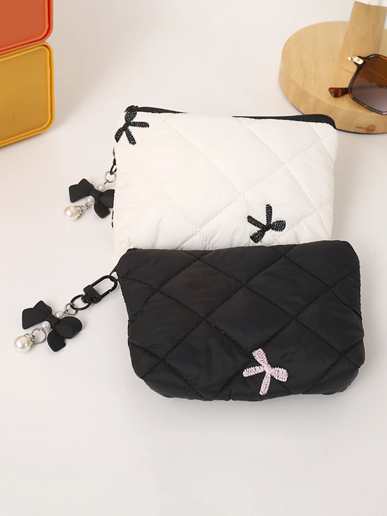 Gesteppte Schleifen-Make-up-Tasche, tragbare Reisetasche für Lippenstift, Kopfhörer und Kleinteile, exquisite Handtasche – Detail 11