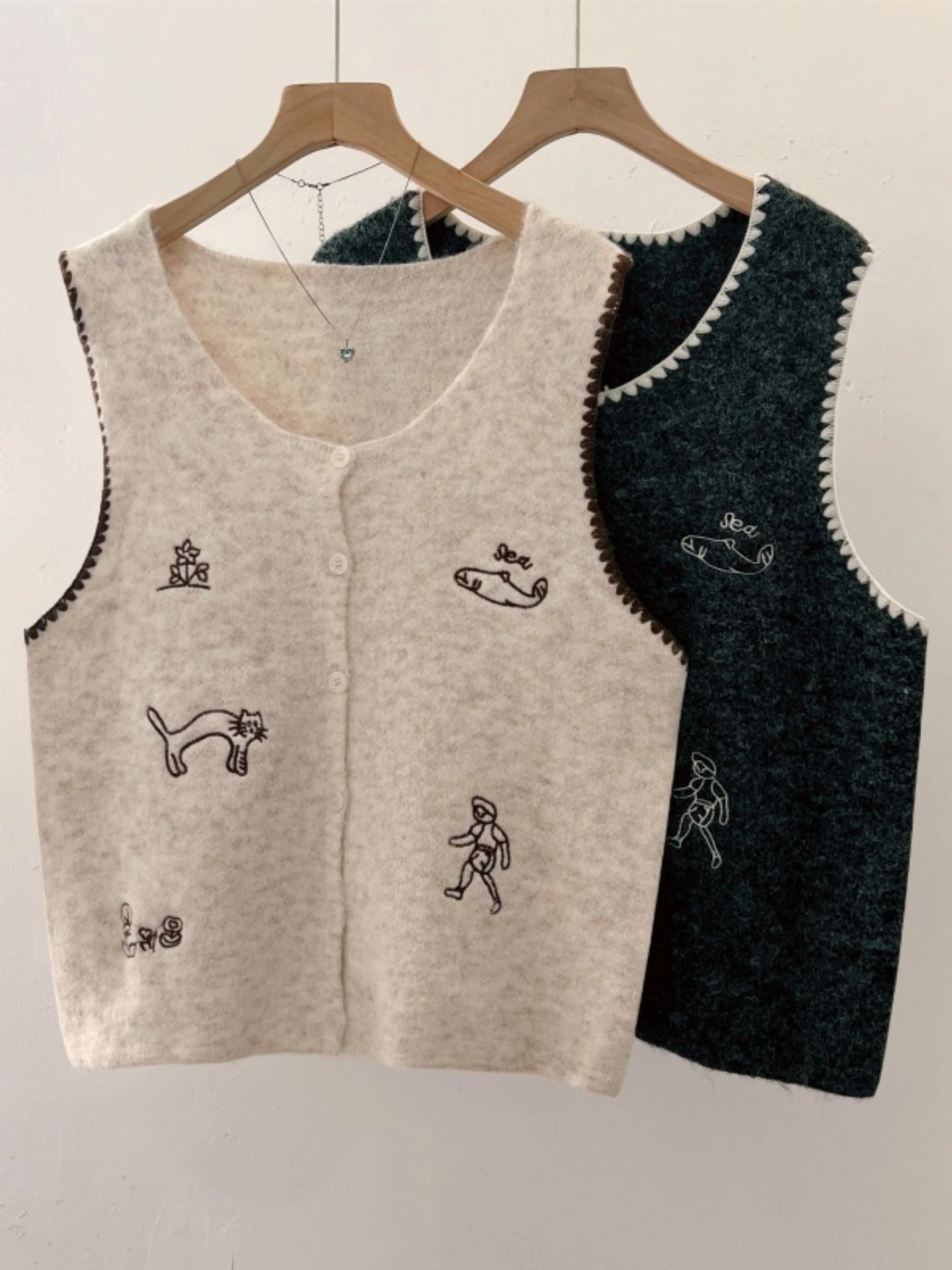 Short Knitted Vest Women's Layering Spring Autumn Large Size Fat MM Design Sense Cartoon Embroidery Top Casual Outerwear