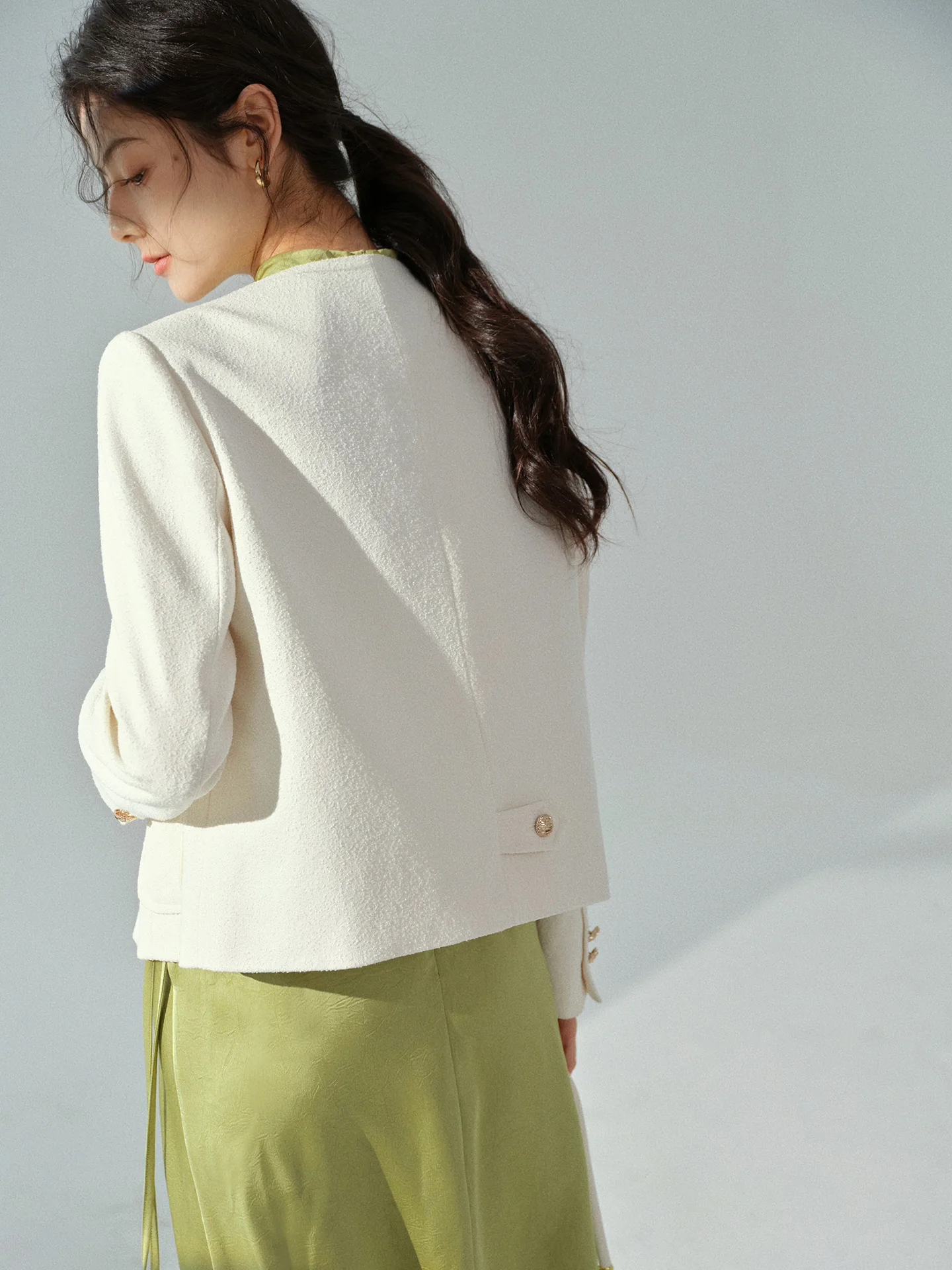 Elegant Minimalist Short Blazer Tailored V Neck Cropped Jacket Women Autumn Casual Outfit Structured Shoulders Chic Modern Style