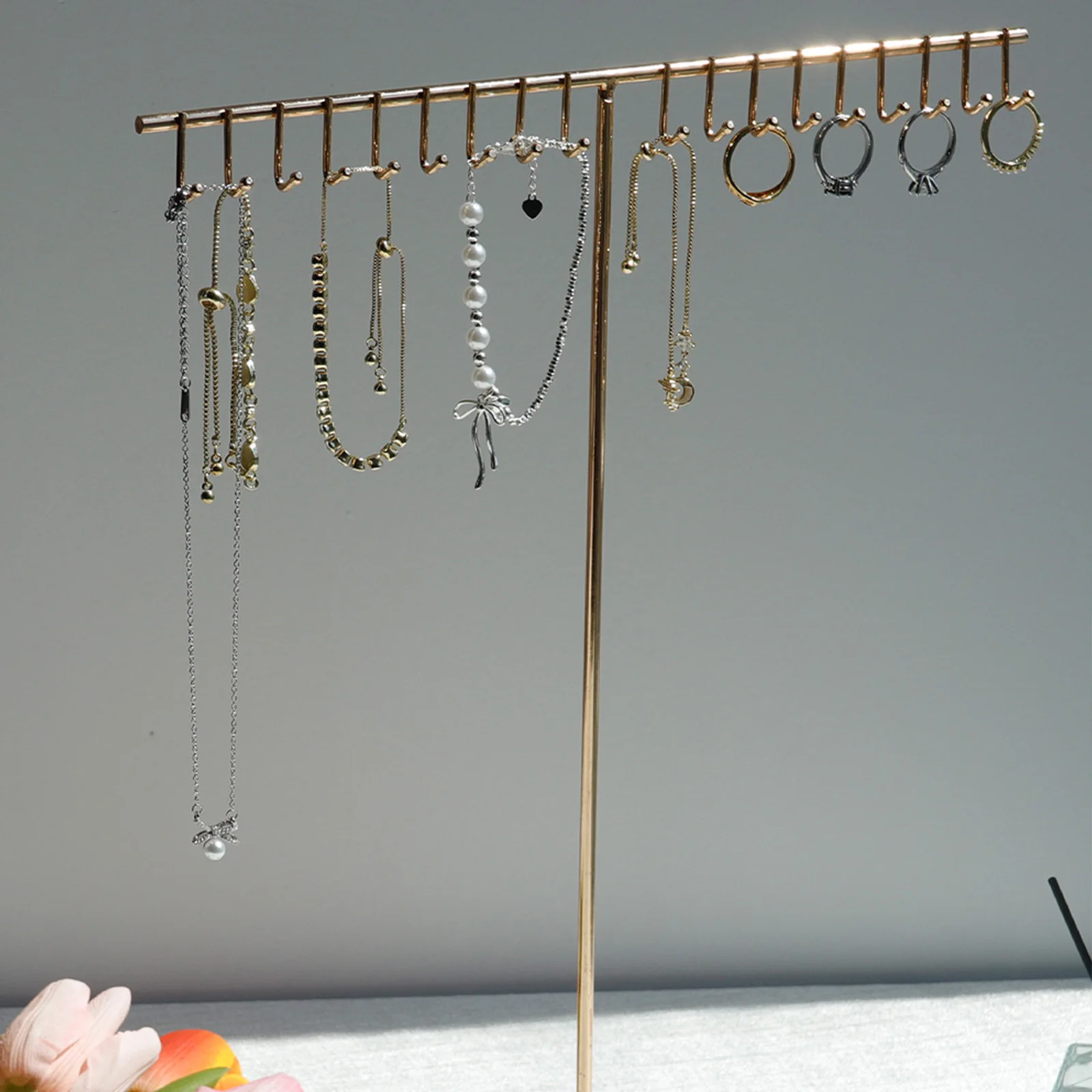 أقراط على شكل حرف T وقلادة وخاتم ورف مجوهرات ومنظم مجوهرات مع قاعدة خشبية وحامل رف تخزين معدني حديث