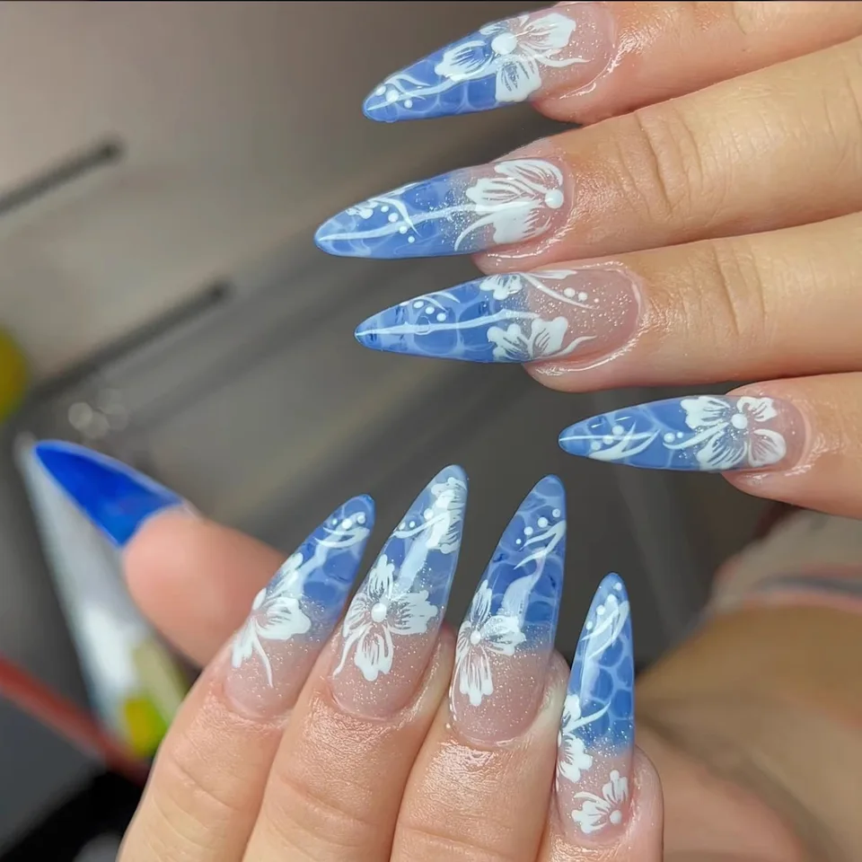 24 piezas uñas postizas en forma ataúd, longitud media, con puntas francesas blancas, impresas con flores rosas y blancas, para primavera/verano, manicura DIY 2
