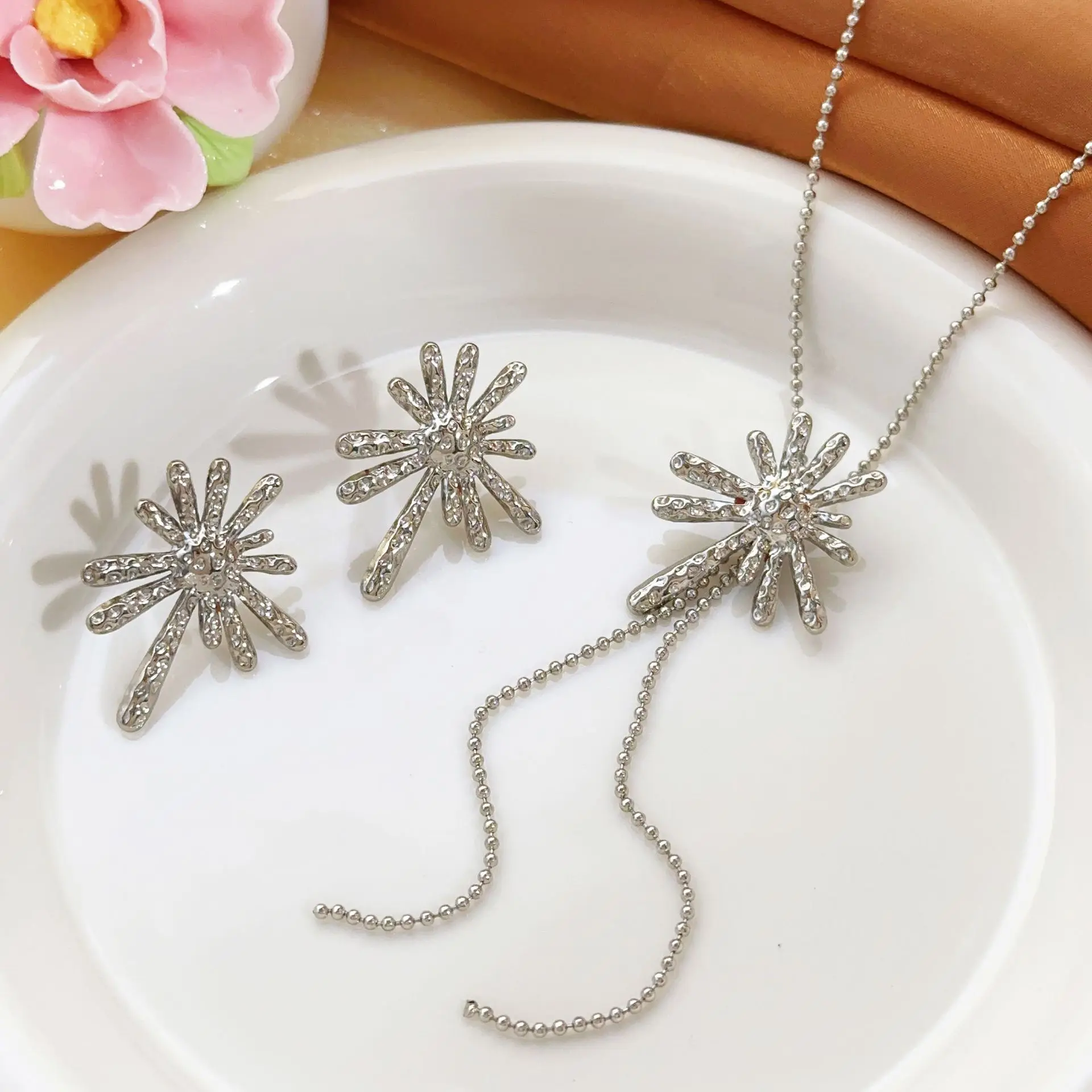 

Titanium Steel Suower And Persian Daisy Pendant Nelace Set Women's Faion Jewelry Earrings Matching Gift Set