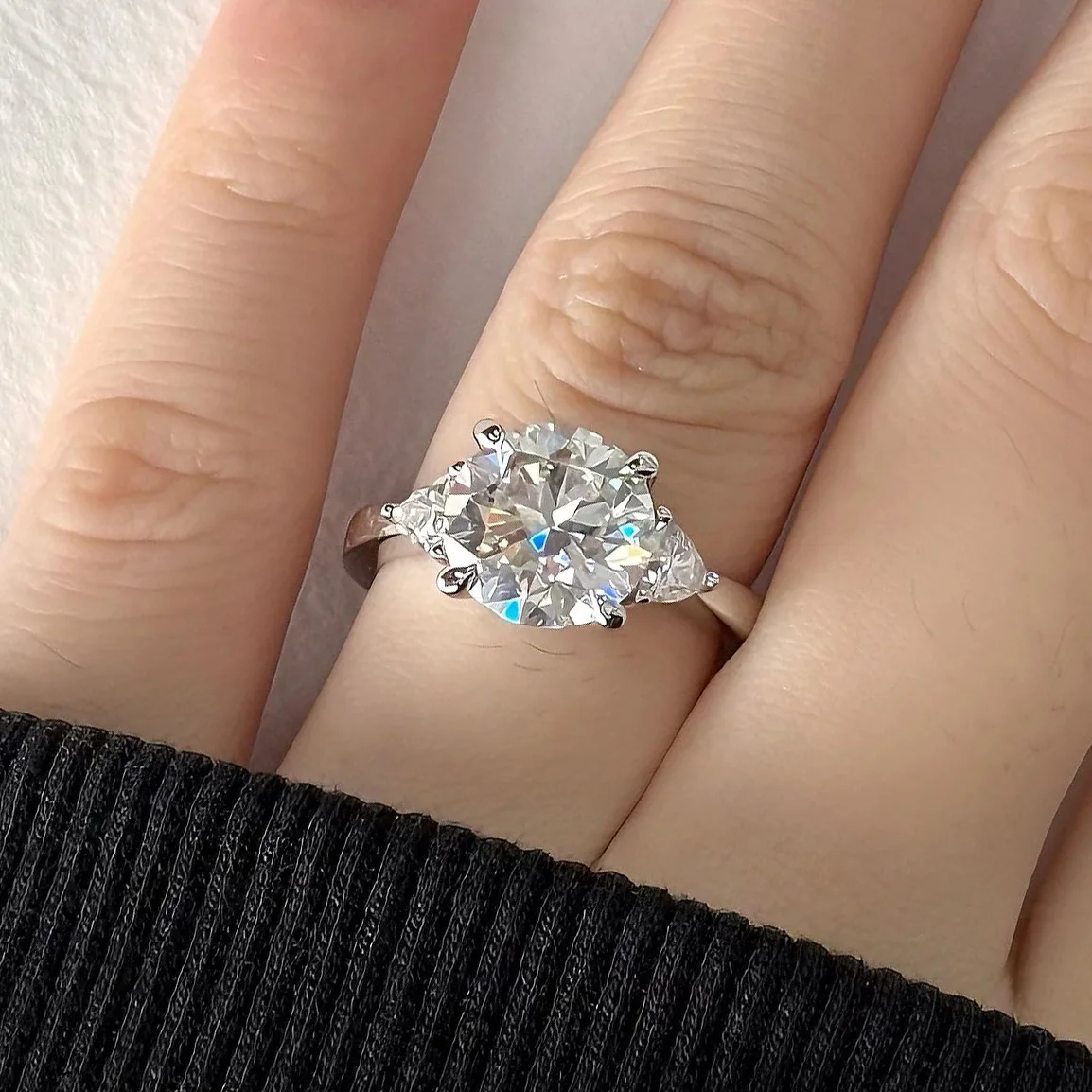 Onnelik 4.6cttw 라운드 모이사나이트 다이아몬드 반지 여성용 S925 스털링 실버 약혼 웨딩 파티 반짝이는 고급 보석