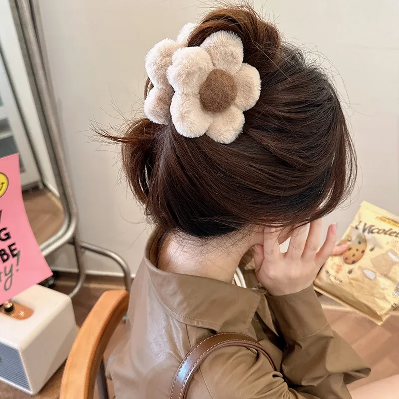 1PCS Plush Flower Hair Claw Large Shark Clip Simple Barrettes Crab Hair Clips Hairgrips Autumn Winter Hair Accessories