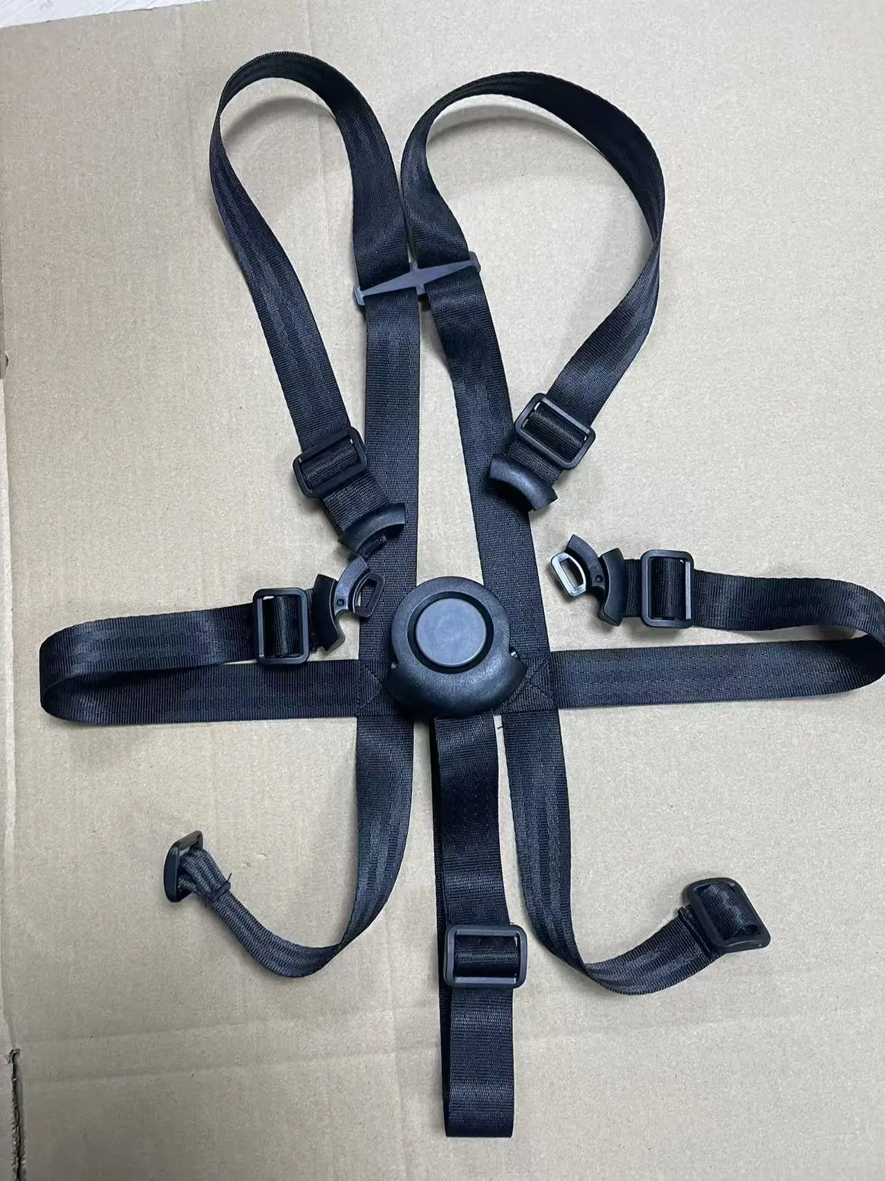 

Инструкция по установке 5-точечного ремня безопасности типа B для старой версии стульчика Tripp Trapp и детского комплекта. Описание ремня безопасности и способ его использования.