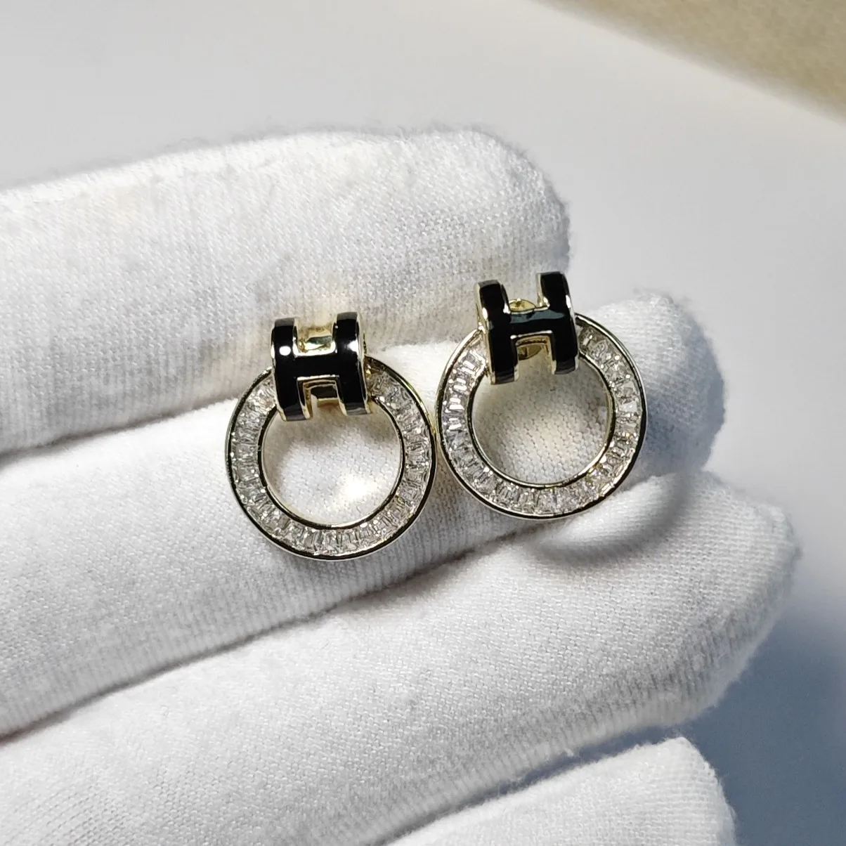 أزياء حرف H كامل الماس الدائري وأقراط 2025 الخريف والشتاء الأقراط الراقية الجديدة