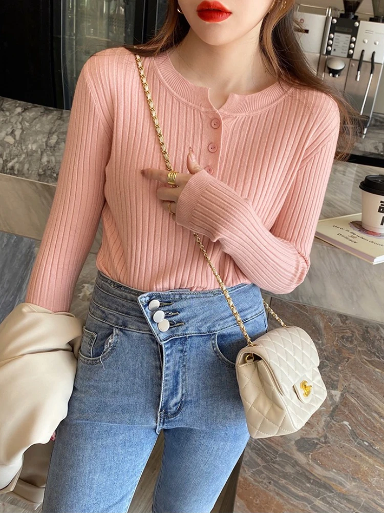 بلوفرات نسائية محبوكة بأزرار على شكل حرف O لعام 2025 سترات أساسية للخريف والشتاء بلوفر نسائي ضيق متين وخطوط جريئة