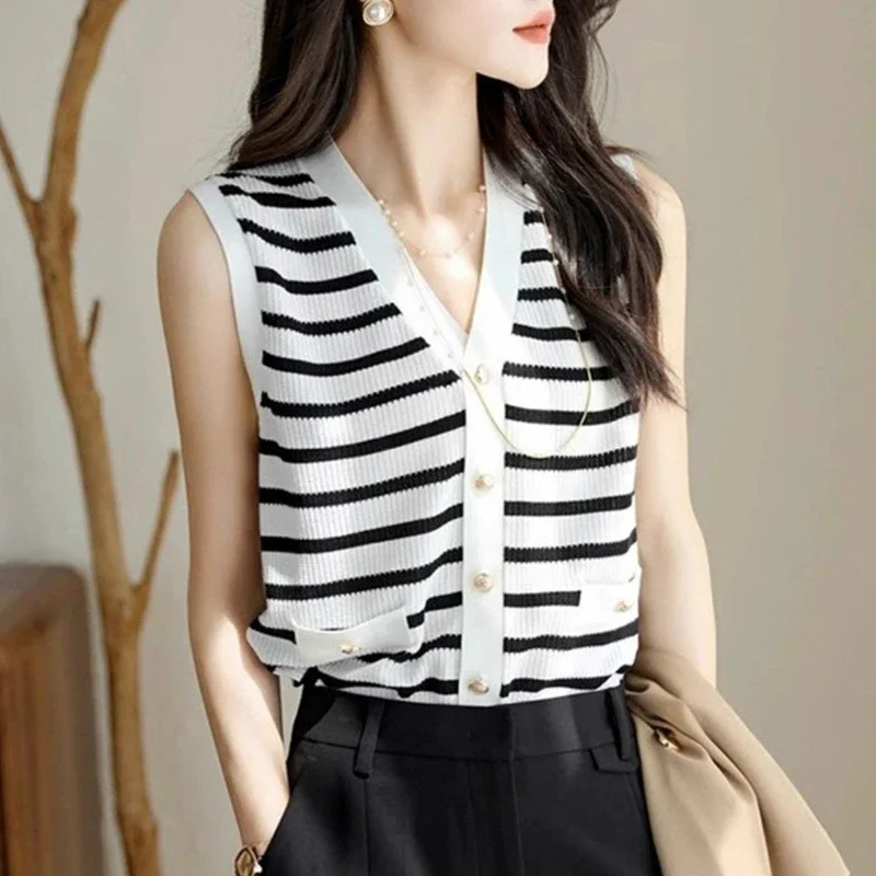 

French Light Luxury V-Neck Black And White Striped Knitted Vest For Women In Summer