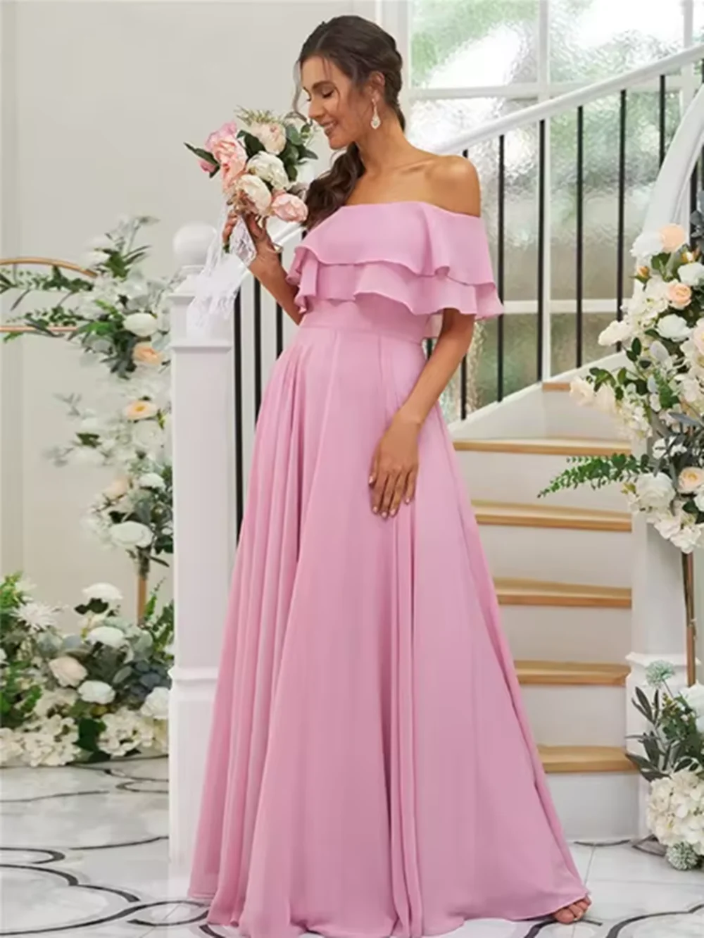 Eleganti abiti da damigella d'onore in chiffon rosa con spalle scoperte increspate volant pieghettato 2024 semplice abito da ballo per festa di nozze personalizzato